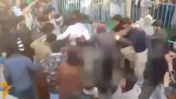 Linchan a una mujer por quemar el Corán en Afganistán