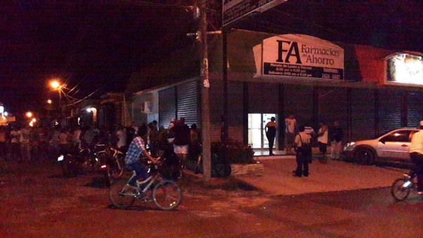 Para robarle arma matan a guardia de farmacia