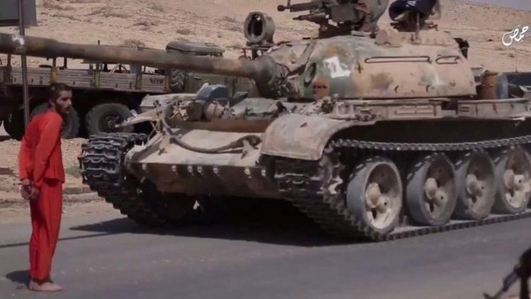 ISIS difunde video de la ejecución más brutal: Aplasta con un tanque a un rehén