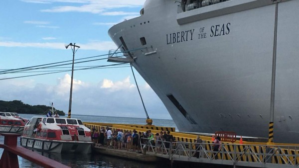 Aumenta en 28% la llegada de cruceristas a la isla de Roatán