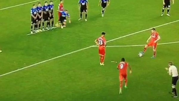 Video: Terrible lanzamiento de falta de James Milner