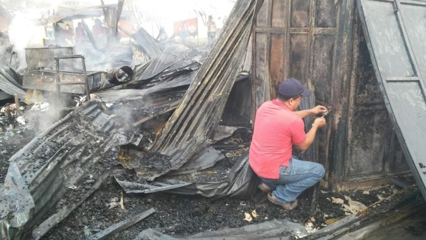 Incendio consume 80 puestos del mercado central de San Pedro Sula