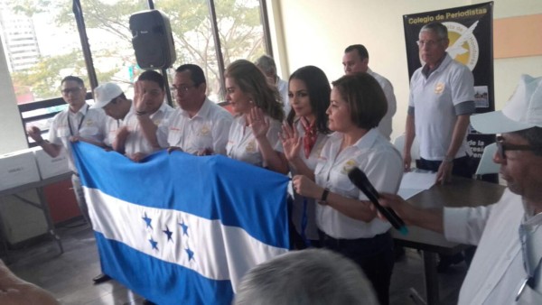 Periodistas juramentan a su nueva junta directiva