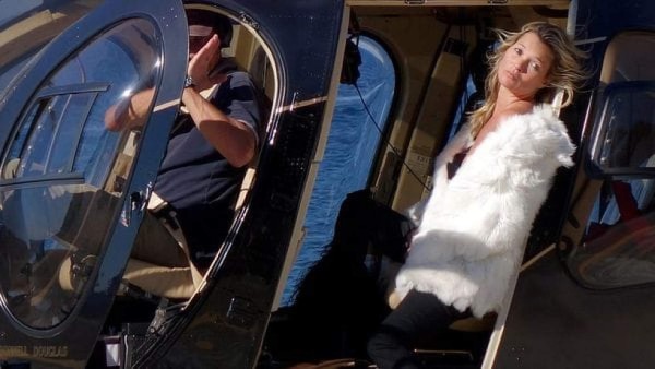 Kate Moss posa en 'topples' desde un helicóptero 