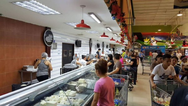 Supermercados, productores y restaurantes resistieron con heroísmo