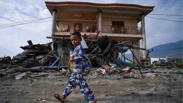 Ascienden a 1.424 los muertos por el seísmo y el tsunami en Indonesia