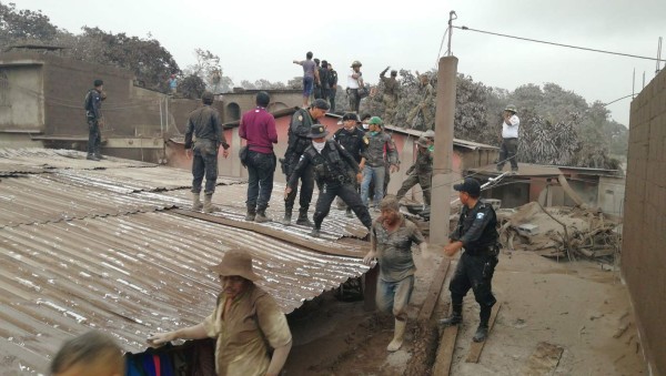 Explosión de volcán en Guatemala deja al menos siete muertos