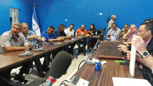 No hay acuerdo; transportistas confirman paro para mañana