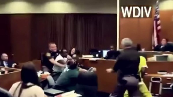 Video: Padre ataca al asesino de su hija en plena corte
