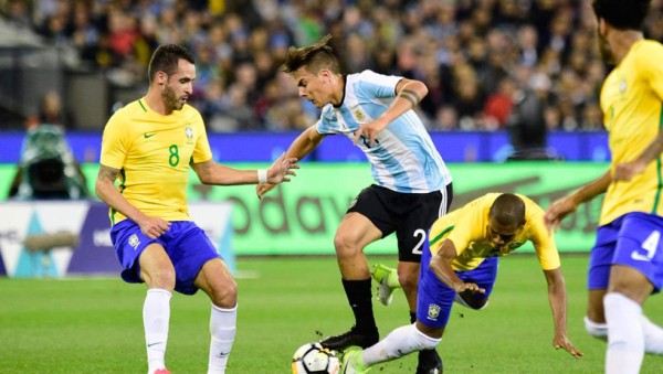 Brasil le propina dolorosa derrota a Argentina en el último suspiro