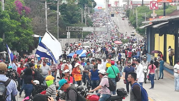 Manifestantes salen a las calles y bloquean carreteras en Honduras