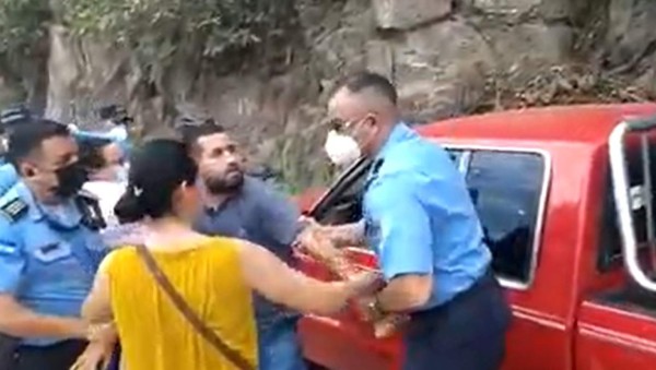 Policía evita que familiares se lleven cadáveres de tres acribillados cerca de El Pozo