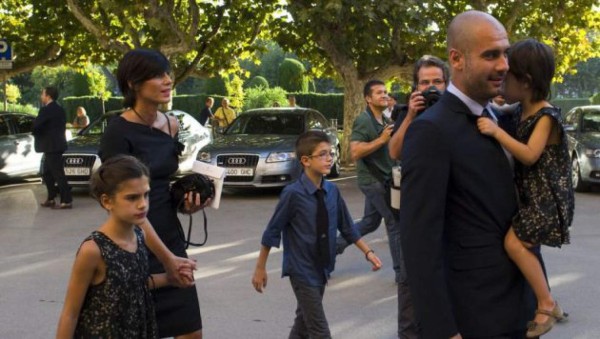 Pep Guardiola se casa después de 20 años con su pareja