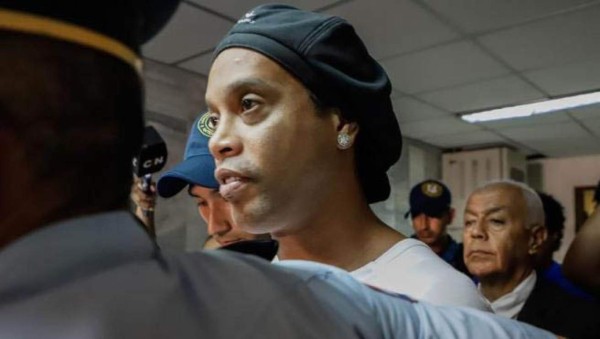 Ronaldinho quedaría libre en los próximos días y planea reunirse con Messi