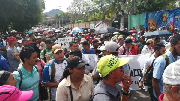 Manifestantes salen a las calles y bloquean carreteras en Honduras