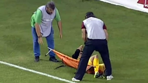 VIDEO: Mira a los peores pramédicos del mundo del fútbol