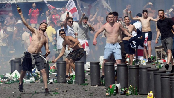 Hooligans ingleses y rusos causan disturbios en Francia