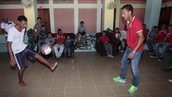 Marathón comparte con niños de Amor y Vida