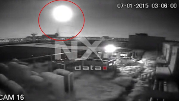 Impresionantes imágenes de la desintegración de un meteorito captadas desde la azotea de un edificio en Rumanía. Foto YouTube.