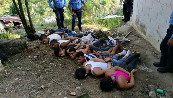 A los supuestos pandilleros se les decomisaron armas y presunta droga.