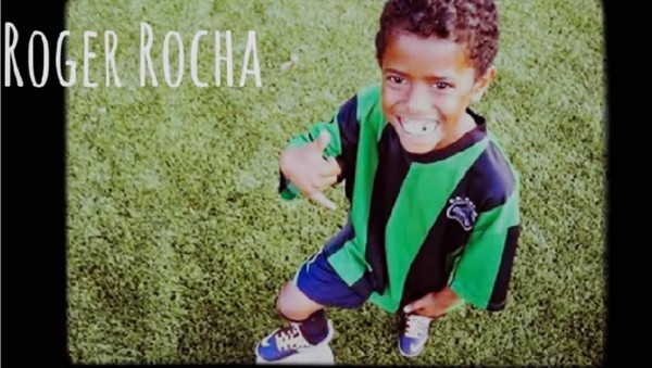 Un pequeño gran futbolista que impresiona por sus jugadas y por su gran parecido físico a Ronaldinho Gaúcho, está causando furor en España. Foto YouTube.
