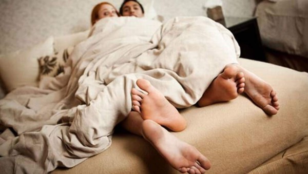 Hombre sorprende a la esposa de su mejor amigo siendo infiel