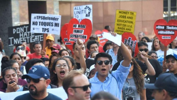 'Dreamers” esperan con incertidumbre que Corte decida su destino