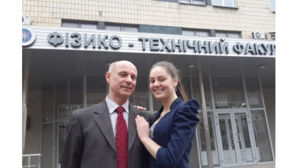 Difunden fotos íntimas de maestro y su alumna 40 años menor