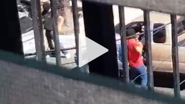 Sale de un banco y sujetos le roban a punta de pistola