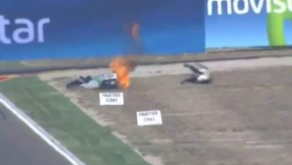 Piloto salta de su vehículo al incendiarse en plena carrera