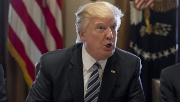 Trump denuncia que acusaciones de colusión con Rusia son 'noticia falsa'