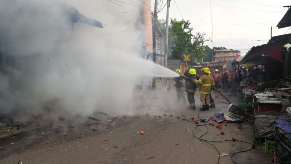 Incendio frente a centro comercial deja varios daños en San Pedro Sula