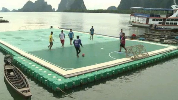 Desde que se construyó la cancha de fútbol flotante en el sur de Tailandia, la comunidad de la isla de Panyee ha cambiado. Foto AFP.