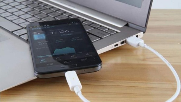 Advierten peligro de cargar el celular en la computadora