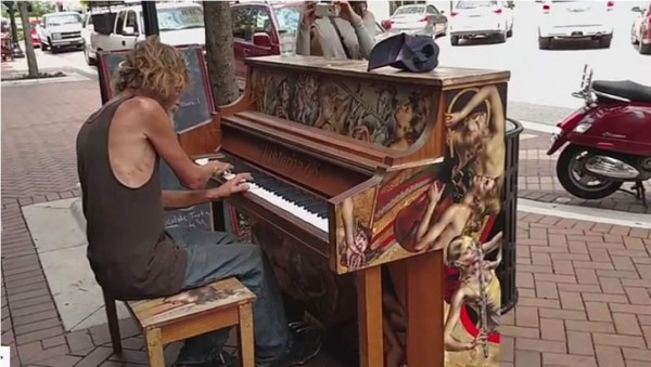 Sorprende el talento de un mendigo al tocar el piano