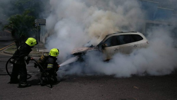 Conductor se salva tras incendiarse su camioneta en San Pedro Sula