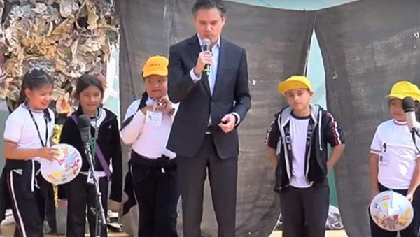 Niña corrige a secretario de Educación por pronunciar mal 'leer'