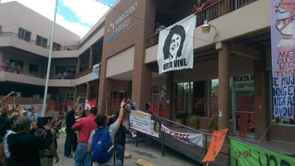 Indígenas del Copinh lanzan piedras a edificio del Ministerio Público