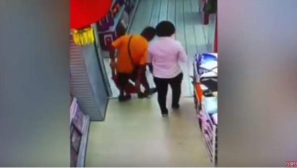 Hombre aplasta a su hijo por accidente en un supermercado de China