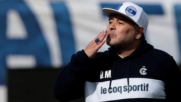 Maradona renueva contrato con Gimnasia y Esgrima La Plata