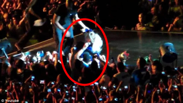 Beyoncé se cae del escenario por culpa de un fan