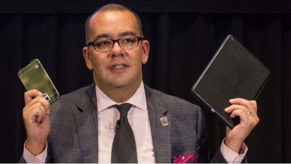 Periodista mexicano causa indignación por llamar 'torpe y chambón' a Juan Gabriel