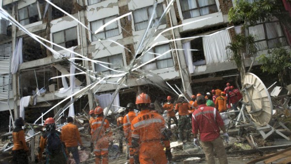 Más de mil personas siguen bajo escombros y barro en Indonesia