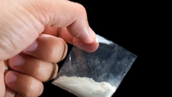 Polémica en España por kit municipal explicando cómo aspirar cocaína