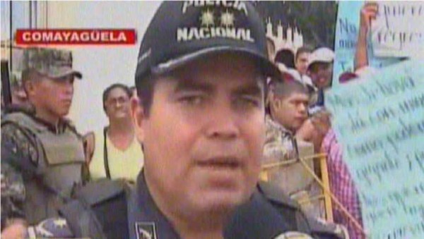 Policía hondureño calma a manifestantes con prédica