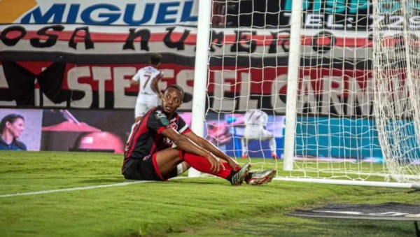 Alex López y Alajuelense sufren duro golpe en la final contra Saprissa