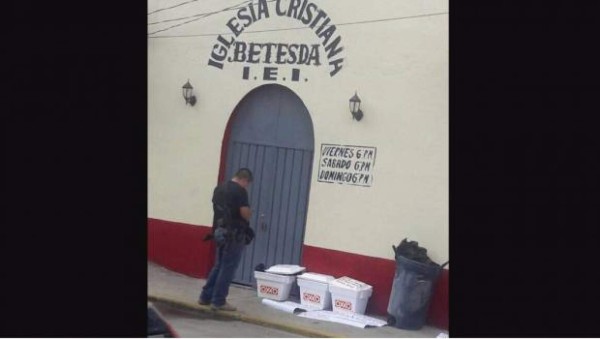 Encuentran hieleras con restos humanos frente a una iglesia
