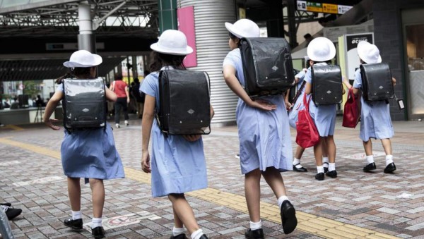 Escuela de Japón con uniformes Armani, forzada a contratar vigilancia