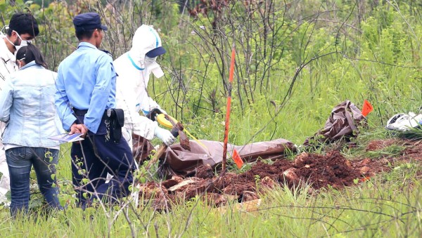 Recuperan tres cadáveres de cementerio clandestino
