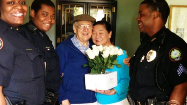 Video: Esposo con Alzheimer recuerda llevarle flores a su amada